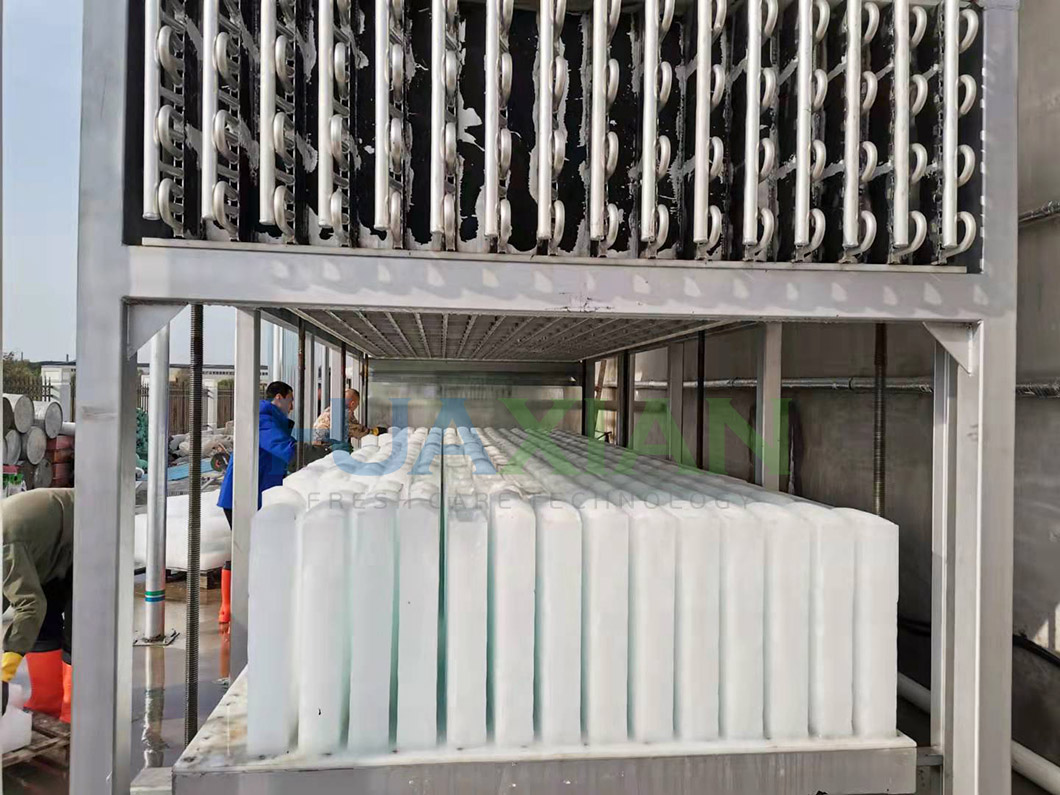 Льдогенератор с блоком прямого охлаждения